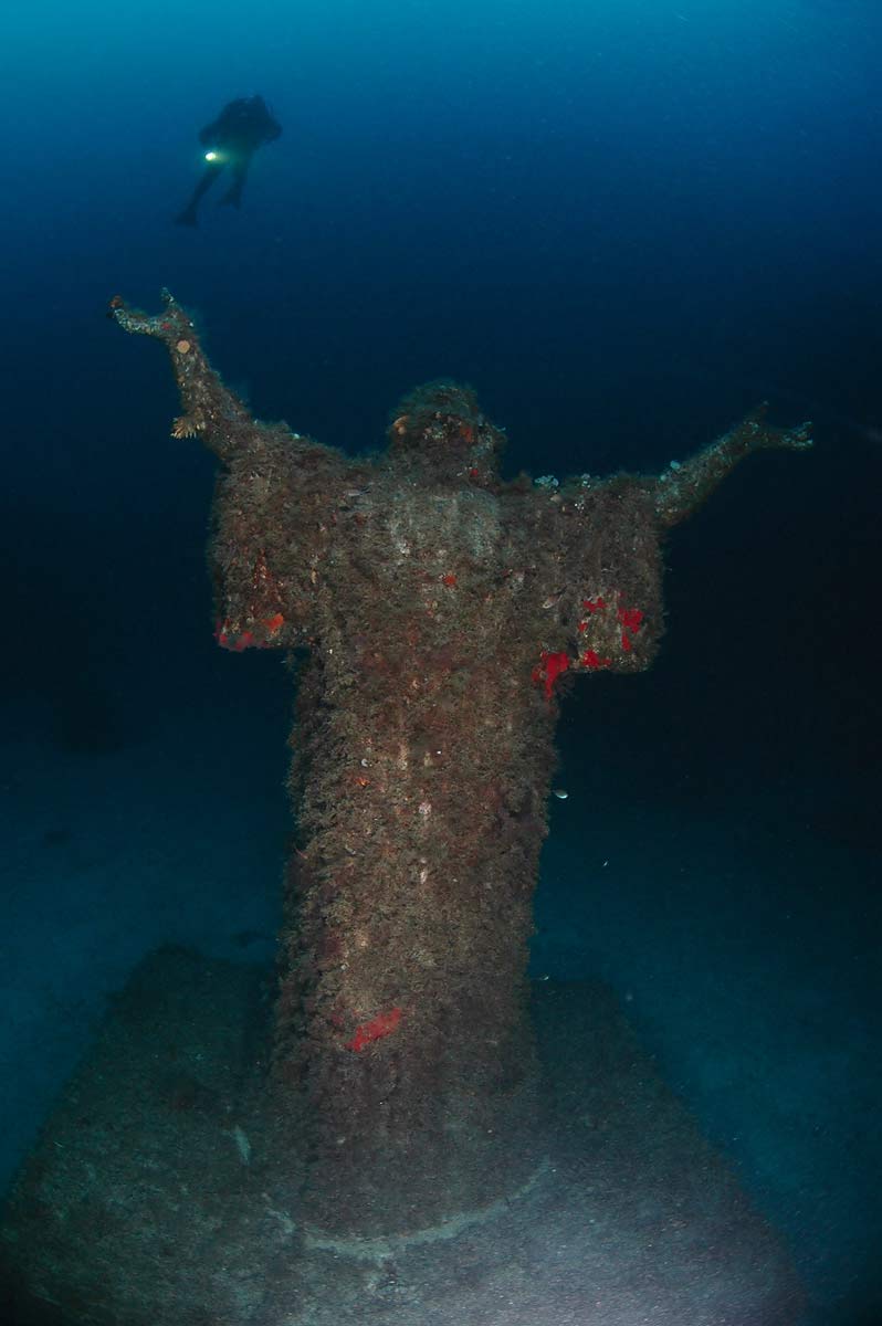 Kristu l-Bahhar statue in Qawra marine park (40m)