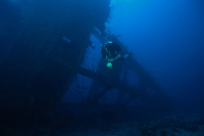 Rod swims past Tai Yong wreck at 55m